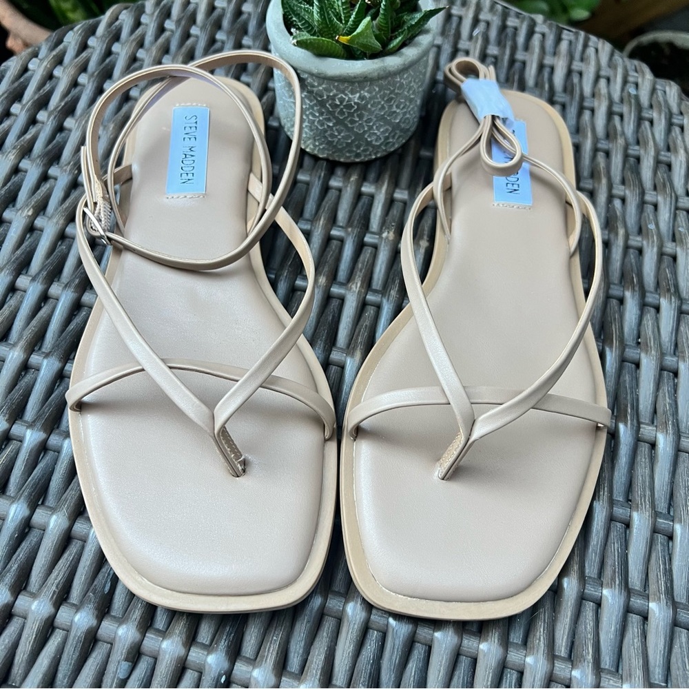 Steve Madden Nude Flat Sandals - Picture 3 of 9